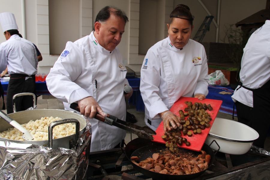 Exhibición de productos derivados del cerdo ibérico criollo en la Prefectura de Imbabura. 