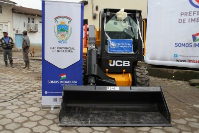 Las autoridades del Gobierno Parroquial recibieron la mini cargadora que será utilizada en trabajos de vialidad.