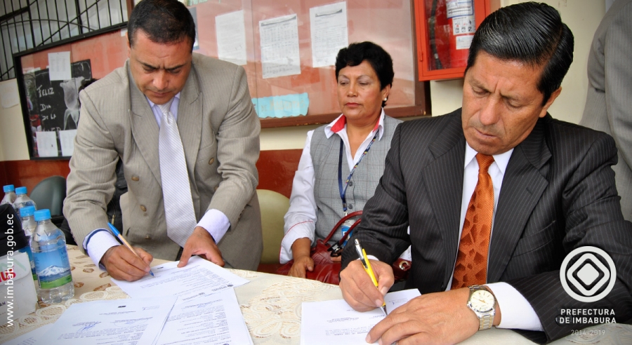 El Prefecto de Imbabura, Pablo Jurado, y el Rector de la Unidad Educativa &quot;Yahuarcocha&quot;, Julio Yépez, firman el convenio de apoyo interinstitucional.
