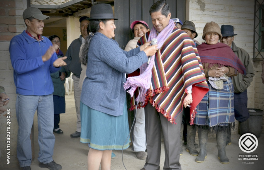 Las mujeres que conforman la Asociación, entregaron una bufanda de alpaca para que el Prefecto, Pablo Jurado, evidencie el trabajo que realizan con el aporte recibido.