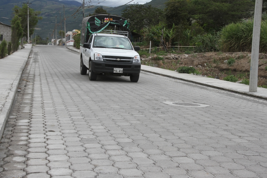 Obras viales que impulsan el desarrollo de esta localidad, han sido ejecutas por la Prefectura de Imbabura.