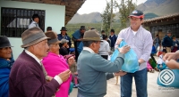 El Prefecto de Imbabura, Pablo Jurado, entrega las raciones alimenticias que contienen arroz, azúcar, aceite y lentejas a los comuneros que participan en las jornadas de cuidado del ambiente y los recursos naturales.