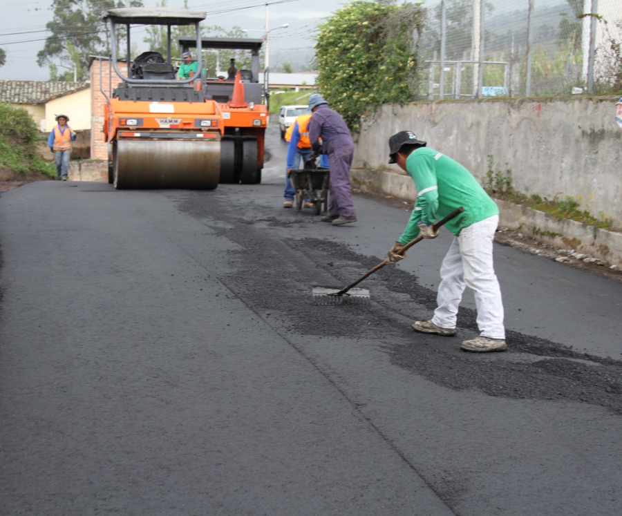 Trabajos de asfaltado de las calles del barrio Compañía de Jesús.