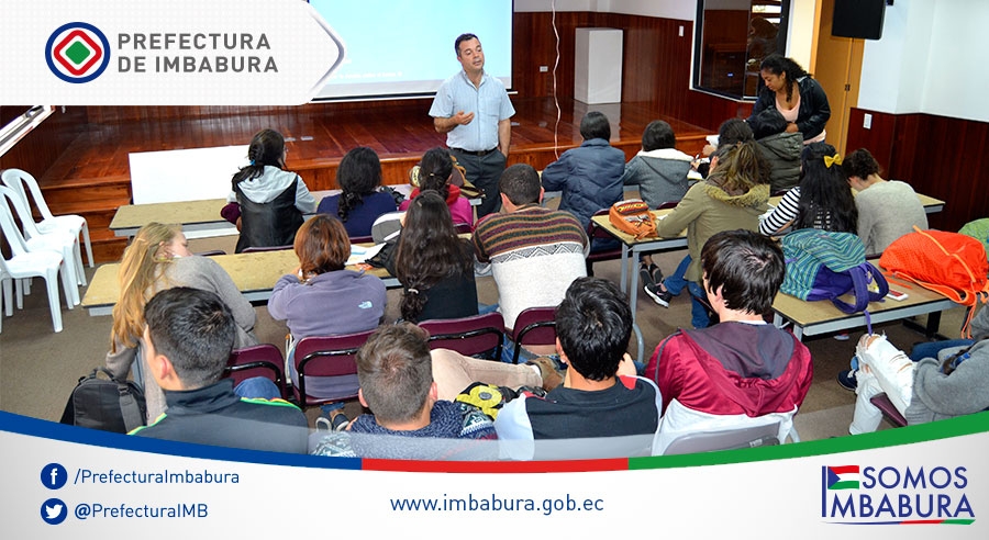 Estudiantes del centro universitario del vecino país de Colombia reciben explicaciones sobre la gestión que lleva adelante la Prefectura para promocionar el turismo. 