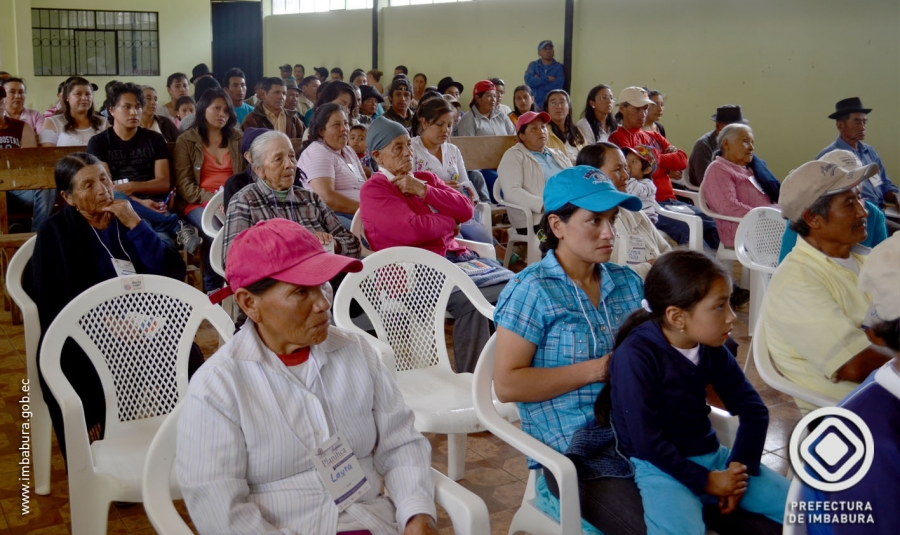 En Pataquí, el prefecto de Imbabura, Pablo Jurado, invita a los pobladores a ser parte activa de la planificación del desarrollo. 