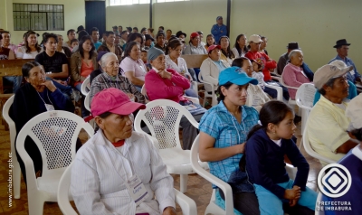 En Pataquí, el prefecto de Imbabura, Pablo Jurado, invita a los pobladores a ser parte activa de la planificación del desarrollo. 