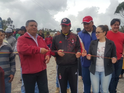 Autoridades de la Prefectura y Gobierno Parroquial participaron en la inauguración de la obra de empedrado.
