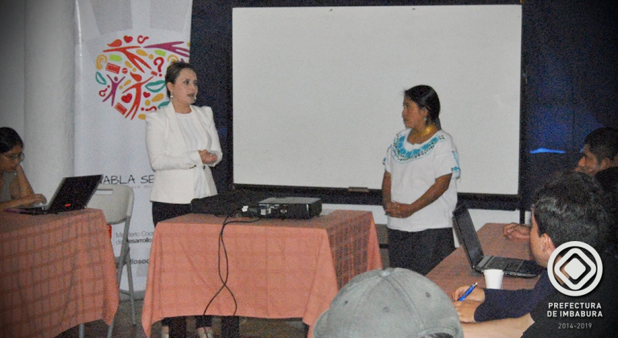 La Viceprefecta de Imbabura, María Gabriela Jaramillo, explica la voluntad política de apoyar las iniciativas de carácter social.