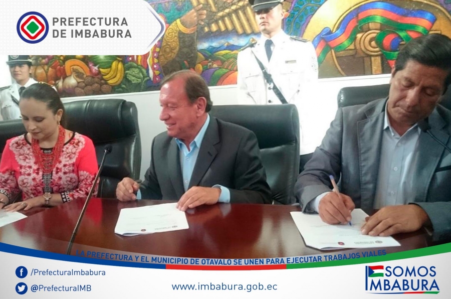 El prefecto de Imbabura, Pablo Jurado, y el alcalde de Otavalo, Gustavo Pareja, durante la firma del convenio de concurrencia.