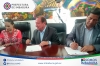 El prefecto de Imbabura, Pablo Jurado, y el alcalde de Otavalo, Gustavo Pareja, durante la firma del convenio de concurrencia.