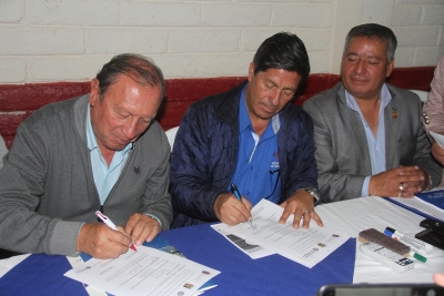 Firma de convenio entre autoridades del Municipio de Otavalo, Prefectura y Gobierno Parroquial de Quichinche para mejorar tramo de la vía Guashaloma.