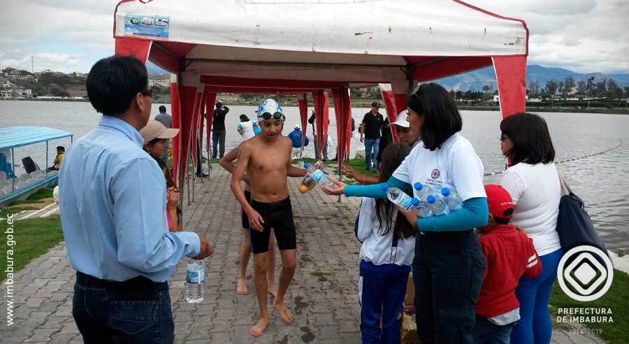 Personal de la Prefectura apoyando el desarrollo de la competencia de natación en la Laguna de Yahuarcocha.