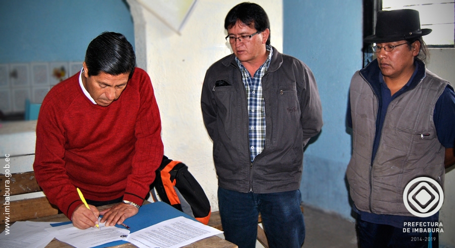 Durante la firma del convenio estuvieron presentes autoridades y moradores de la comunidad, quienes se comprometieron a mantener la obra en buen estado.