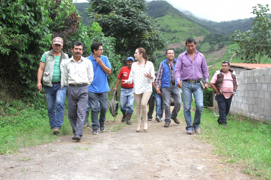 La viceprefecta de Imbabura, María Gabriela Jaramillo, junto a integrantes de la &quot;Red Asociativa de Productores de Café de Imbabura&quot;
