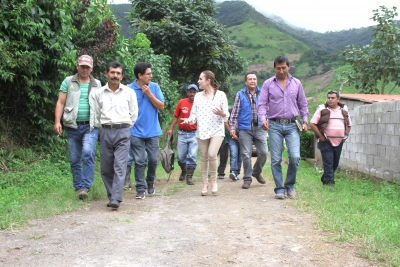 La viceprefecta de Imbabura, María Gabriela Jaramillo, junto a integrantes de la &quot;Red Asociativa de Productores de Café de Imbabura&quot;