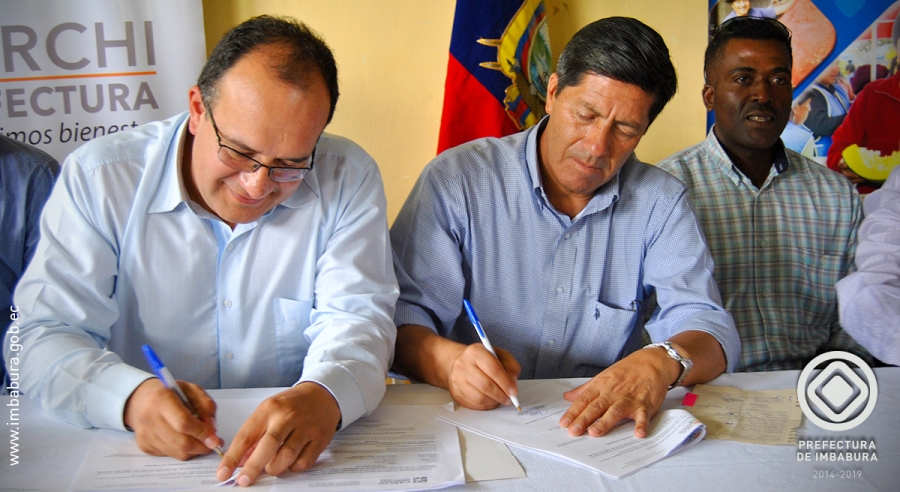 De izquierda a derecha, el prefecto del Carchi, Guillermo Herrera, y de Imbabura, Pablo Jurado, durante la firma del contrato para la construcción del puente.