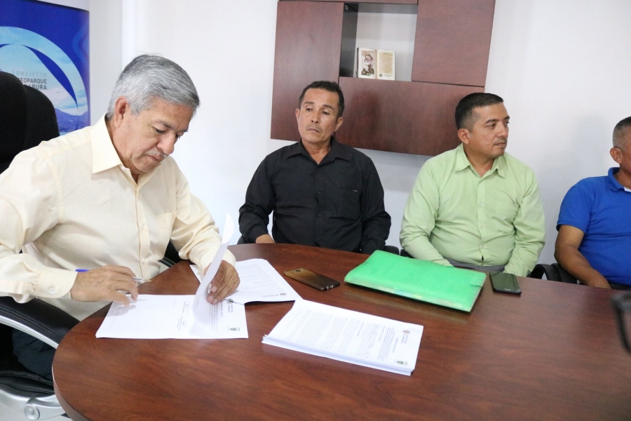 Firma de convenios para apoyar proyectos productivos en la Prefectura de Imbabura.  