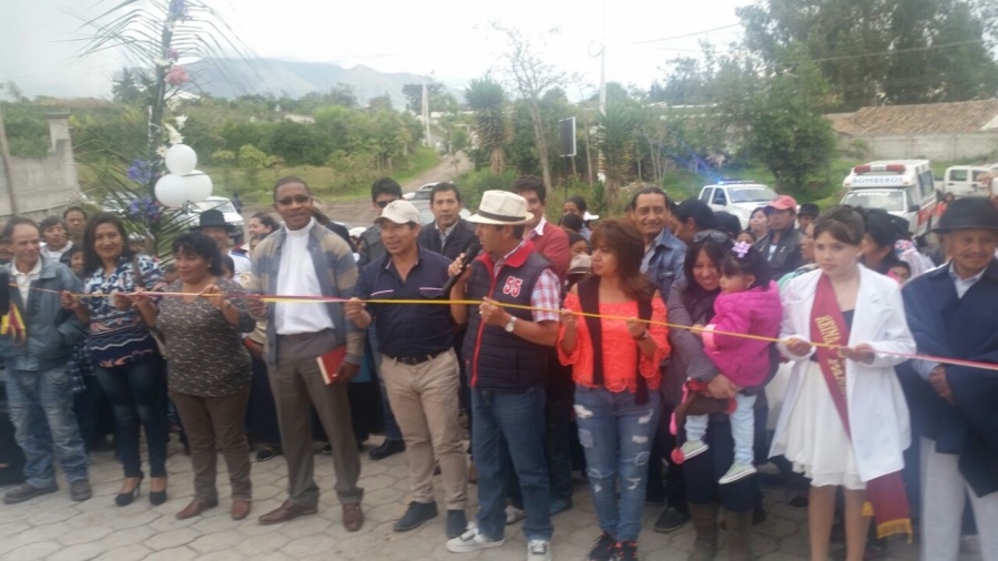 Acto de inauguración de la vía adoquinada. 