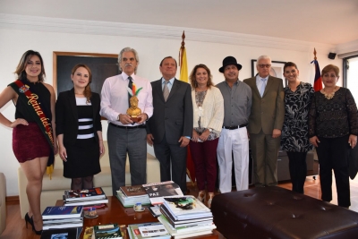 Autoridades de la Prefectura y Municipalidad de Otavalo durante la visita al ministro de Cultura, Raúl Pérez, para invitarle a la fiesta del Yamor.