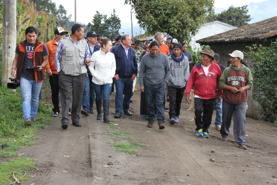 Las autoridades de la Prefectura y Municipalidad de Otavalo recorren la comunidad Pucará de Velásquez para conocer las necesidades de sus habitantes. 