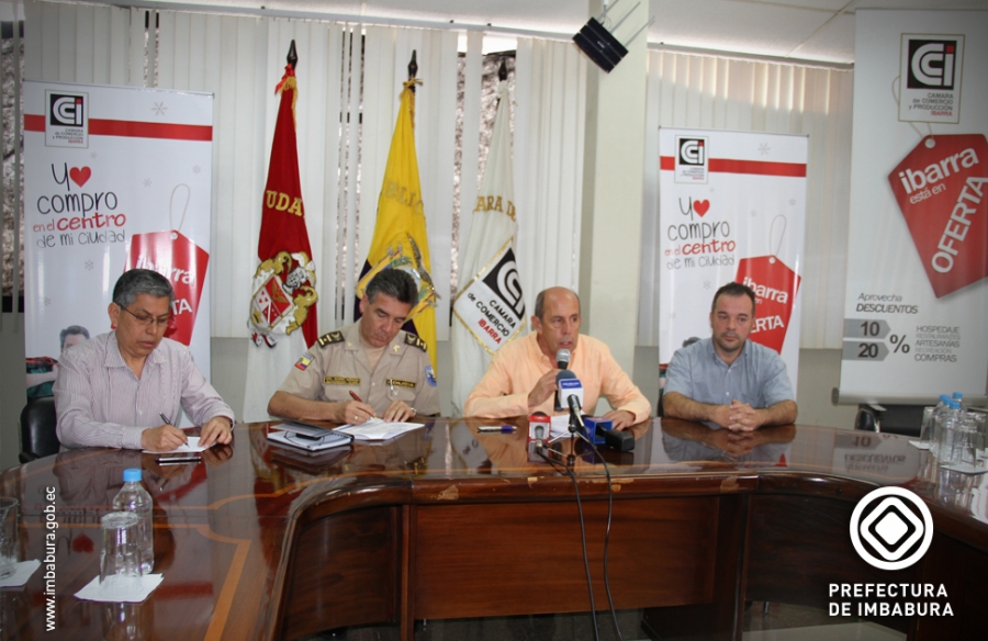 Rueda de prensa del lanzamiento de la campaña para incentivar la compra en los locales comerciales del centro de Ibarra. 