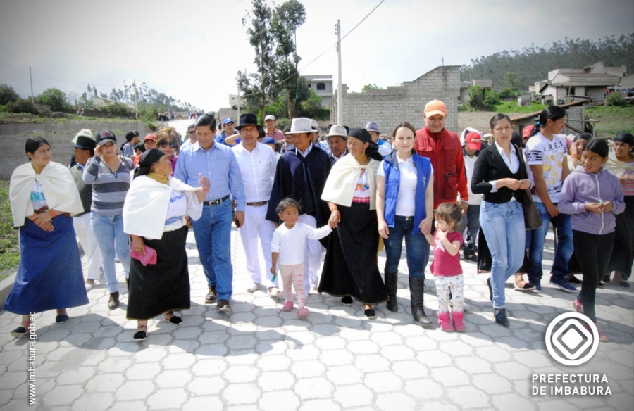Las autoridades de la Prefectura, Gobierno Parroquial y pobladores en el acto de inauguración de la obra de adoquinado.