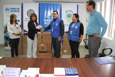 Acto de entrega de los medicamentos a la Prefectura por parte del ACNUR. Están presentes las autoridades y funcionarios de los dos organismos.