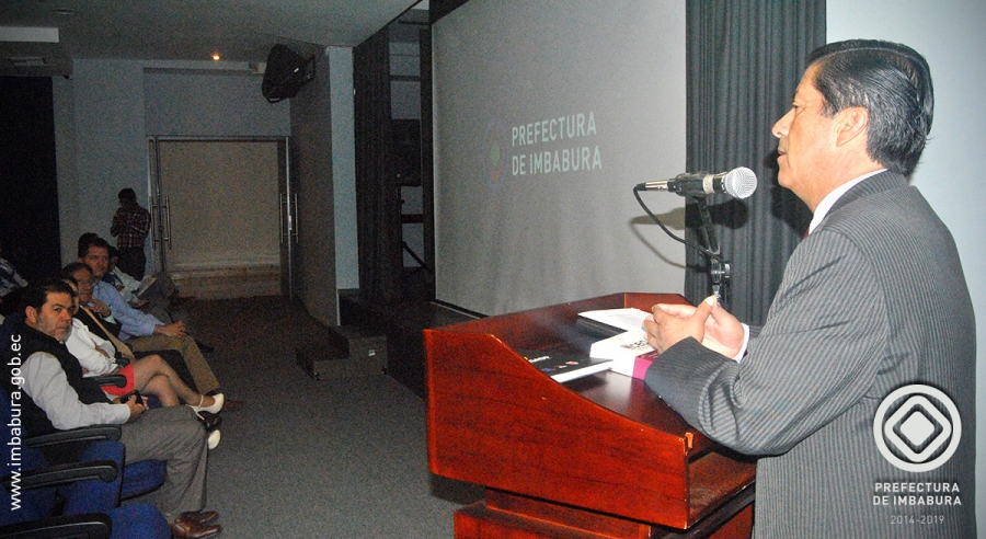 El prefecto de Imbabura, Pablo Jurado, expone ante los funcionarios de la prefectura los beneficios del proyecto.