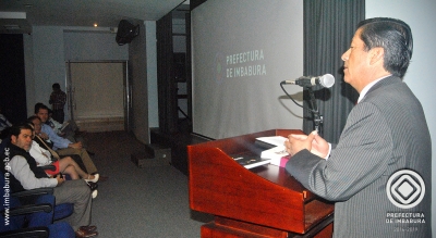 El prefecto de Imbabura, Pablo Jurado, expone ante los funcionarios de la prefectura los beneficios del proyecto.