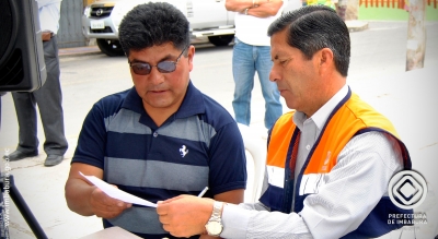 Leonardo Pulamarín, presidente de la comunidad Araque, entrega al prefecto de Imbabura, Pablo Jurado, el documento que recoge las peticiones de sus coterráneos.