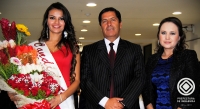  La candidata a Reina de Ibarra, Cinthia Robalino; el Prefecto de Imbabura, Pablo Jurado; y, la Viceprefecta, María Gabriela Jaramillo, en el acto de homenaje.