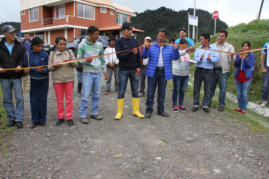 El prefecto de Imbabura, Pablo Jurado, inaugura las obras viales en la comunidad Azabí de Plaza Gutiérrez.