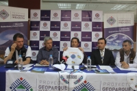 Rueda de prensa en la que se informó sobre la declaratoria de Imbabura como Geoparque Mundial de la UNESCO. El prefecto Pablo Jurado muestra la etiqueta que acompañará en adelante a los productos elaborados en este territorio.
