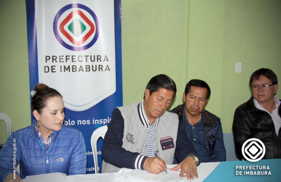 La firma del convenio se realizó con la presencia de autoridades, dirigentes y moradores, quienes además hicieron conocer sus principales necesidades al prefecto de Imbabura, Pablo Jurado.