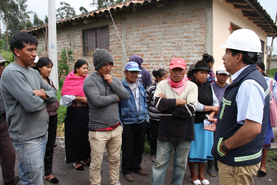 El equipo técnico de la Prefectura de Imbabura recorrió la vía para estudiar alternativas que permitan evitar inundaciones. 