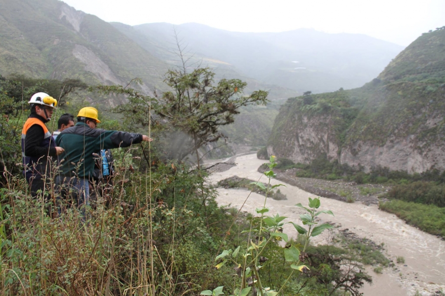  Representantes de entidades del gobierno central, municipio de Pimampiro y Prefectura recorren la zona afectada por el derrumbe y crecida de la quebrada Guambi, en la vía entre Pimampiro y Sigsipamba.