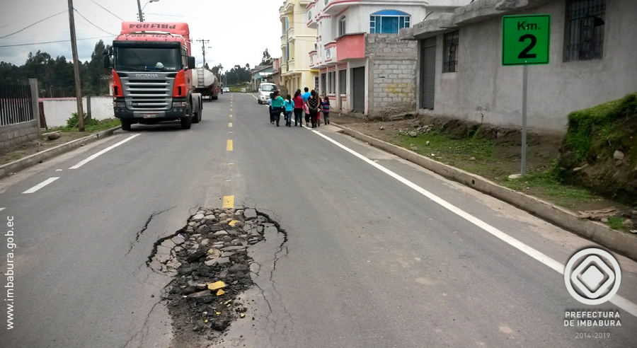 El asfaltado de esta vía, ejecutado por la empresa MAQHAYES, está entregado de manera provisional a la Prefectura. En estos días registra un hundimiento y daños.