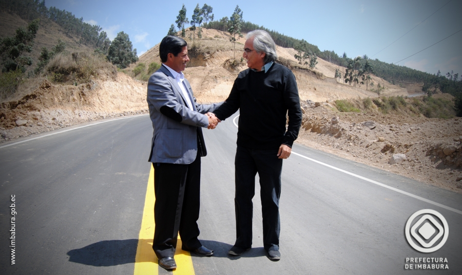 Los prefectos de Imbabura y Pichincha, Pablo Jurado y Gustavo Baroja, estrechan su mano como señal de acuerdo para emprender proyectos en beneficio de las dos provincias.  