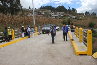 El puente Ishtango Huayco está listo para ser inaugurado. El prefecto Pablo Jurado visitó la obra.  