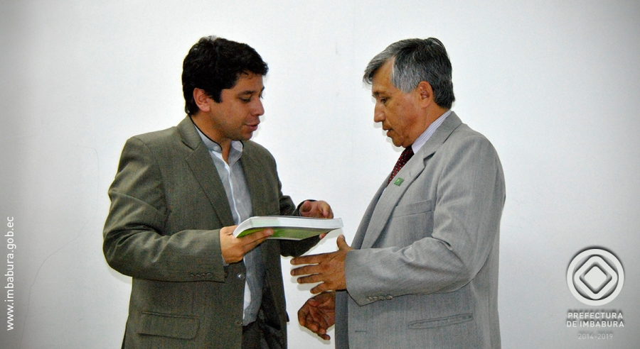 Cristián Terán, Director de Desarrollo Económico y Gestión Ambiental de la Prefectura de Imbabura, pone el texto en manos del Director de la Unidad Educativa “La Salle” de Ibarra, Bolívar López.