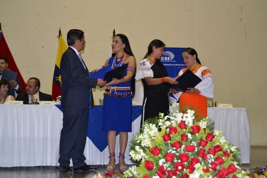 Pablo Jurado, prefecto reelecto de Imbabura, recibe la credencial para el desempeño de su función por parte de la Presidenta del CNE, Diana Atamaint.