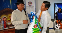 El Prefecto de Imbabura, Pablo Jurado, entrega los paquetes de fundas navideñas al Presidente del Gobierno Parroquial de San Pablo, Amadeo Casco, para que las reparta en su localidad.