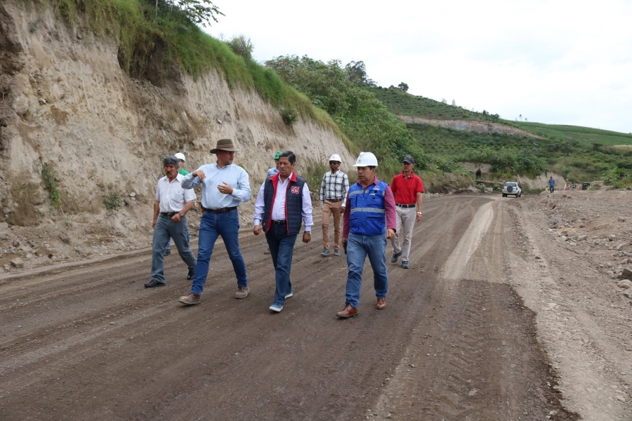 El prefecto Pablo Jurado durante el recorrido a la obra de asfaltado de la vía Chaltura – Santiago del Rey.
