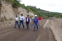 El prefecto Pablo Jurado durante el recorrido a la obra de asfaltado de la vía Chaltura – Santiago del Rey.