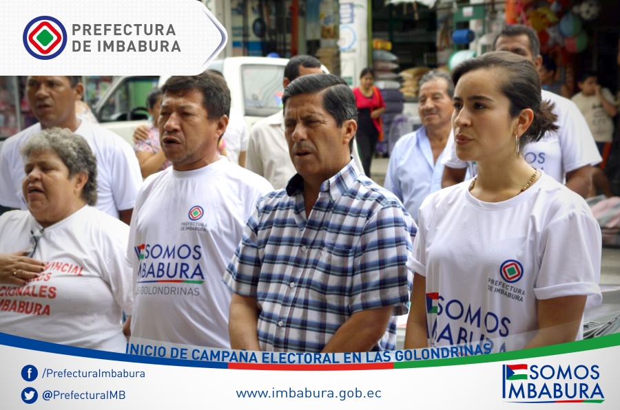 El prefecto de Imbabura, Pablo Jurado, recorre el recinto Las Golondrinas. Inspecciona los frentes de trabajo y habla con la gente que le expresa sus necesidades. 