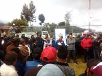 El prefecto de Imbabura, Pablo Jurado, acudió a la comunidad Manzano Guaranguí para firmar el contrato para los trabajos de vialidad.