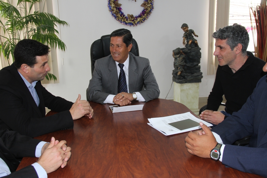 Delegados de la Diputación de Huelva en diálogo con el prefecto de Imbabura, Pablo Jurado.