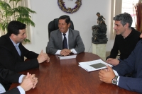 Delegados de la Diputación de Huelva en diálogo con el prefecto de Imbabura, Pablo Jurado.