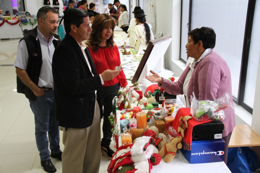 El prefecto Pablo Jurado recorrió los stands para expresar su apoyo a los artesanos.