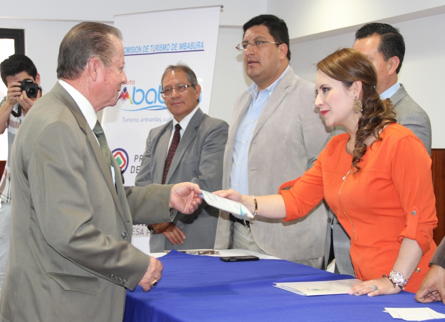 La prefecta (e) de Imbabura, María Gabriela Jaramillo, entrega los reconocimientos a los actores del sector turístico. 